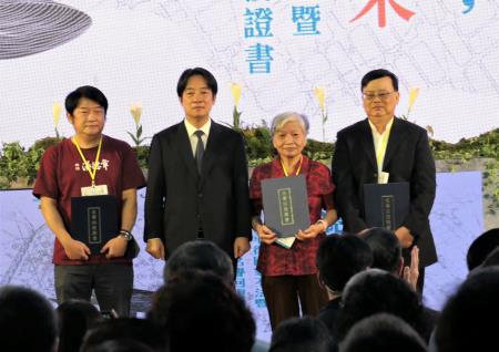 2025年10月18日行政院南服中心謝文斌副執行長陪同院長出席「平復國家不法暨頒發名譽回復證書聯合典禮」_6