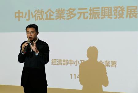 經濟部中小及新創企業署李冠志署長以生動的解說與實際案例，介紹本計畫內容，包括申請流程與辦理方式，協助企業掌握並善用政策資源。