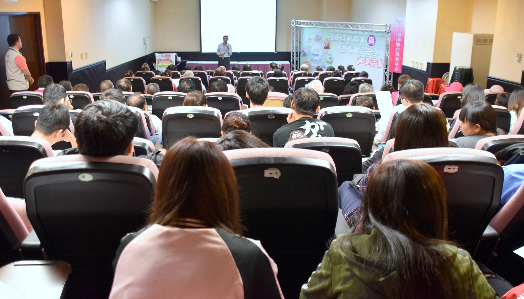 行政院農業委員會農糧署南區分署黃怡仁副分署長主講國產「四章1q」生鮮食材政策與如何挑選安全食材.jpg