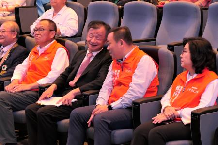 圖說：邱太三主委台下與南服中心三位副執行長互動。.jpg