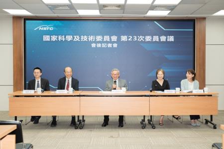 由左自右依序為衛福部疾管署羅一鈞署長、國科會生科處楊台鴻處長、國科會吳誠文主委、國發會人力處謝佳宜處長及國科會前瞻處何紀芳處長。.jpg