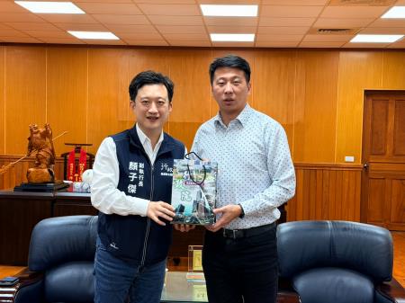 顏副執行長致贈陳議長伴手禮