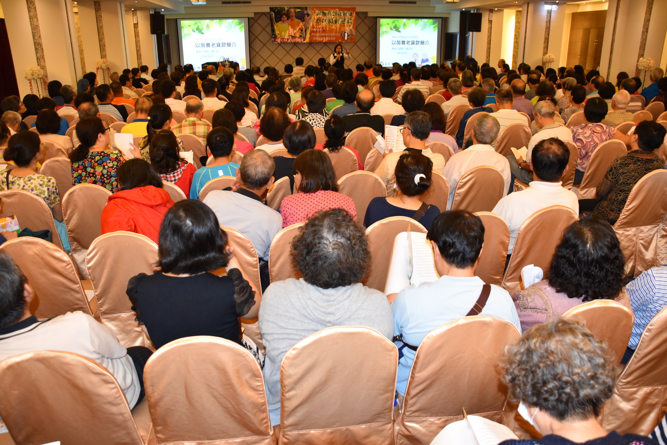近300位民眾到場聆聽，場面盛大.jpg