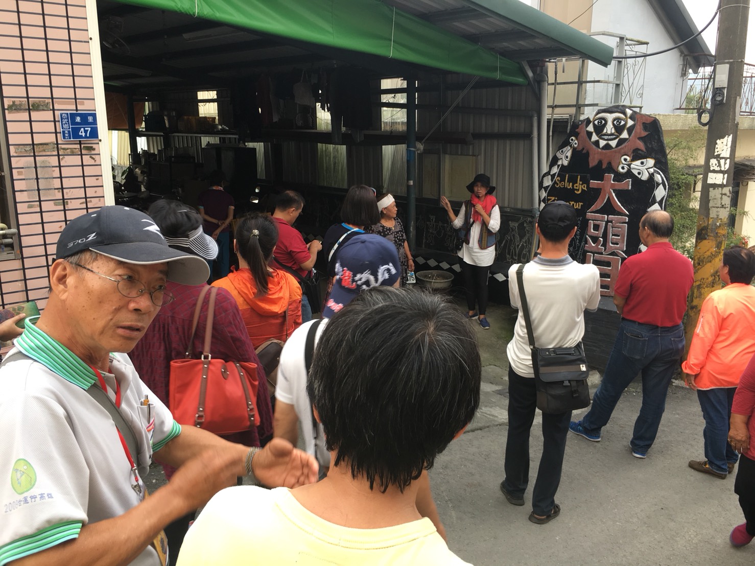 分享會下午在萬安部落，由萬安社區發展協會祖珠&bull;卡查妮蘭導覽員帶領大家參觀大頭目的家.jpg