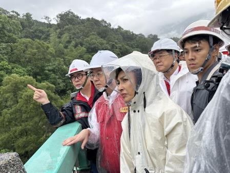 2025年8月4日行政院長卓榮泰視察台20線79k道路修復情形。