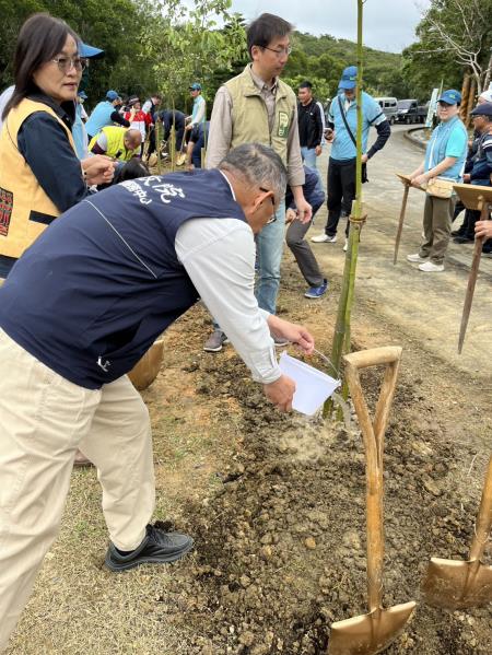 本次活動吸引近200名民眾參與，希望透過植樹活動，號召大家以行動實踐生態保育，共同推動綠色永續發展