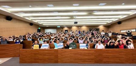 行政院南部聯合服務中心今 (16)日與國家海洋研究院合作舉辦「親近愛海・與海共舞」講座，課程吸引逾百位民眾參與。.jpg