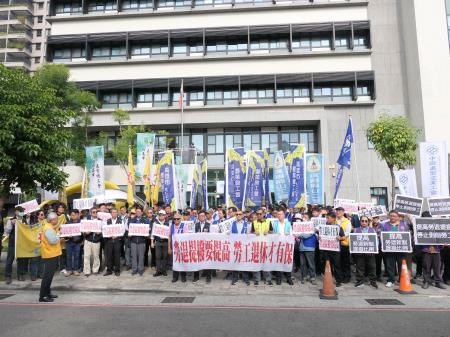 勞團赴南服中心陳情　許乃文執行長：將儘速轉交辦理。