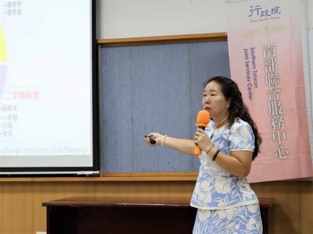 實踐大學黃喜玫助理教授帶領學員動手彩繪回收浮標，落實「你家的垃圾到我家變黃金」的理念。