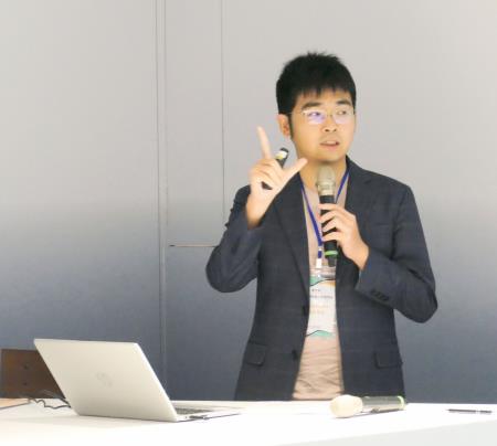 張哲瑋專員強調只要符合特定專業工作類別、雇主資格以及在評點制中取得70分，僑外生即有機會留臺工作。