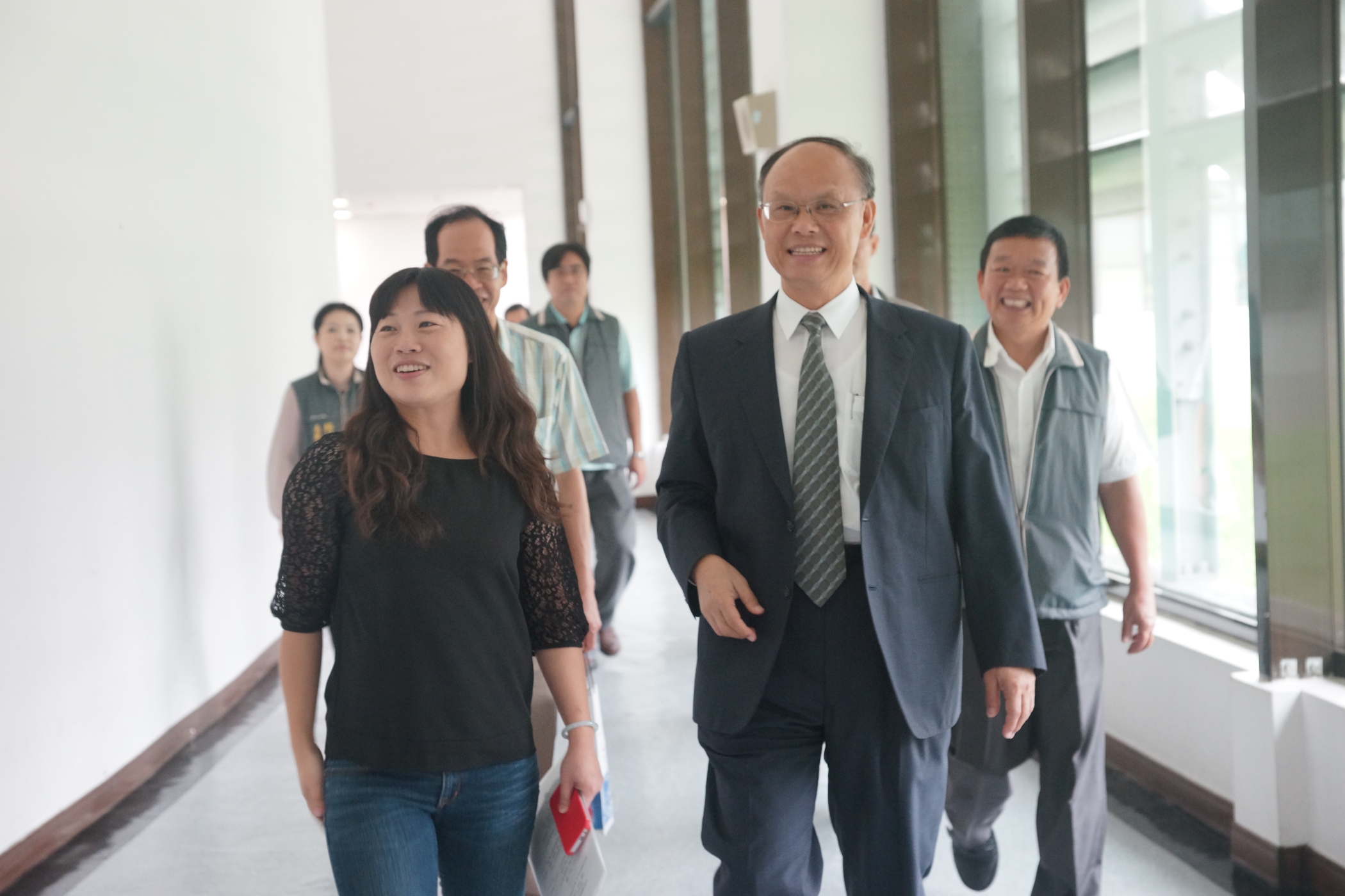兼行政院南部中心主任鄧振中，由執行長江玲君陪同到南方領袖教育學院主講