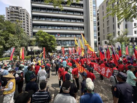 退休警消集結南服中心陳抗 陳文亮副執行長代表接下陳情書