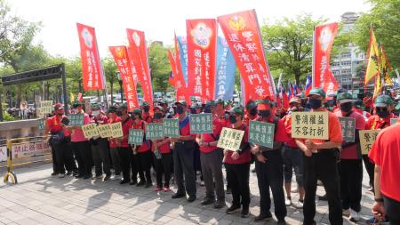 退休警消集結南服中心陳抗 陳文亮副執行長代表接下陳情書