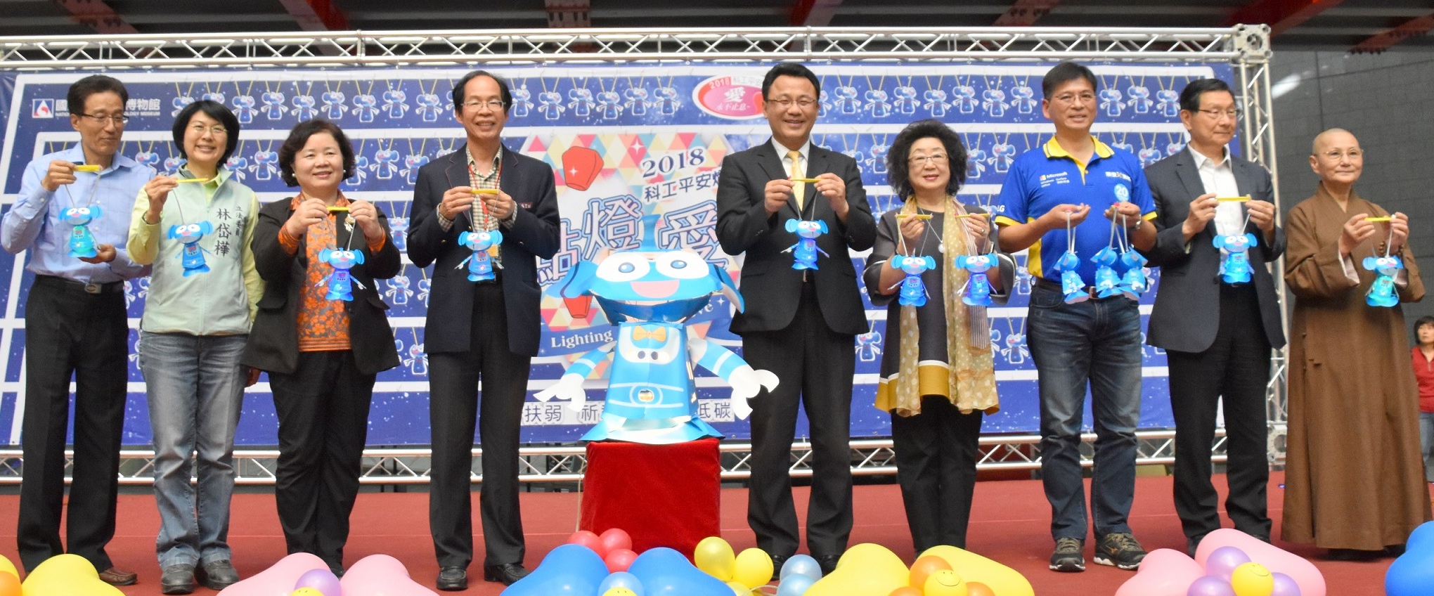 行政院南部聯合服務中心執行長黃義佑、教育部國民及學前教育署主任秘書王鳳鶯，以及高雄市政府教育局局長范巽綠等到場表達支持公益扶弱活動以及建構「百年樹人」教育永續的決心.jpg