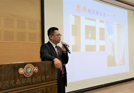 李柏群醫師以深入淺出的方式，搭配真實案例及短片，說明猝死的成因、高風險的族群特徵。