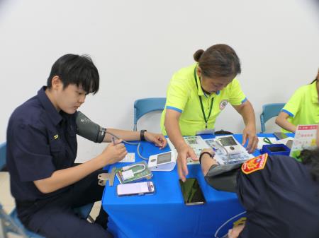 現場提供血壓、血糖、身體組成分析及AI智慧心電圖等免費健康篩檢服務。