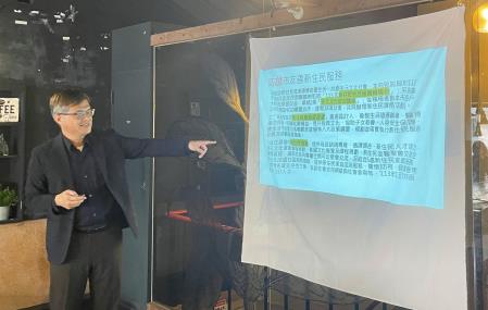 行政院南服中心副執行長謝文斌向新住民推廣教育部揚才計劃。