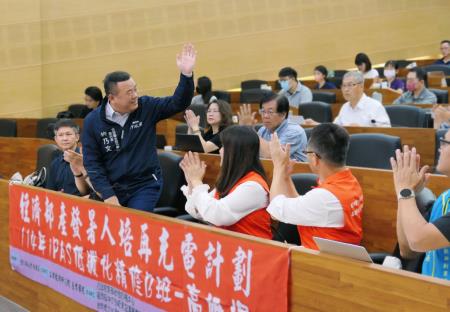 許乃文執行長指出，低碳轉型已是全球趨勢，國內產業界亟需仰賴專業授課，協助了解政策、市場環境，以及因應政策所帶來的機會與挑戰。