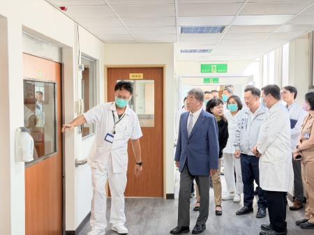 陳時中政委走訪三軍總醫院澎湖分院，允諾協助提升離島醫療量能。