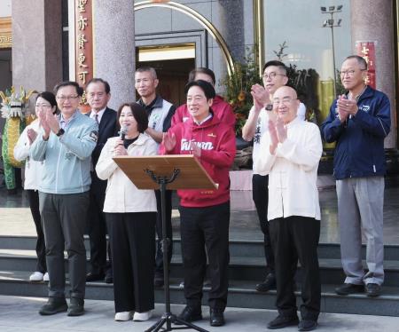 總統前往南部地區廟宇參香並發放福袋