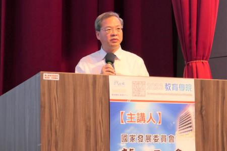 圖說：2023「南方領袖教育學院」今_24_日下午邀請到國發會龔明鑫主委蒞臨演講。.jpg