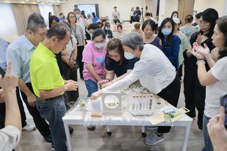 學員實際操作「牡蠣殼循環手作」活動.jpg