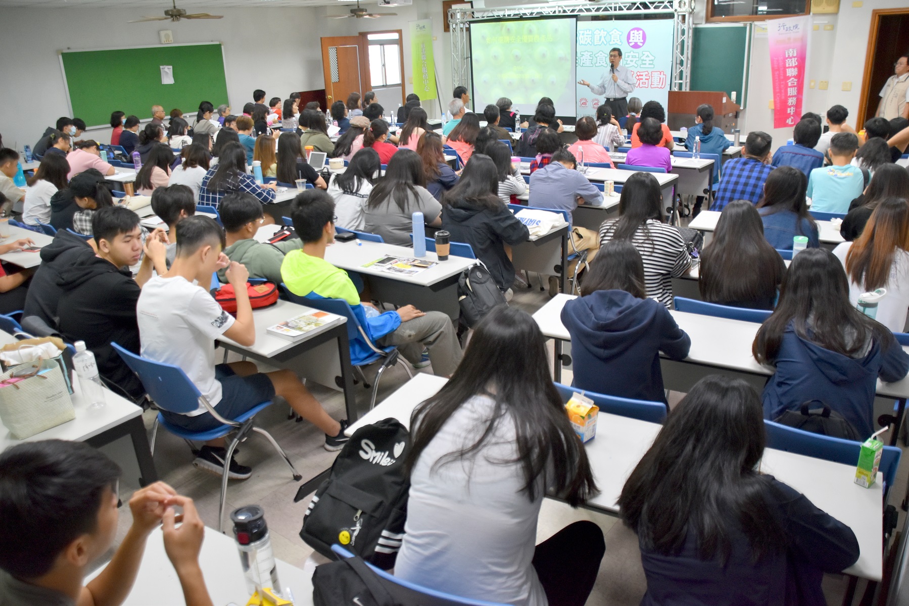行政院農業委員會農糧署南區分署黃怡仁副分署長主講國產「四章1q」生鮮食材政策與挑選安全食材的撇步.jpg