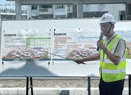 記者會特別移師屏科實中，實地聽取陳志偉校長簡報。