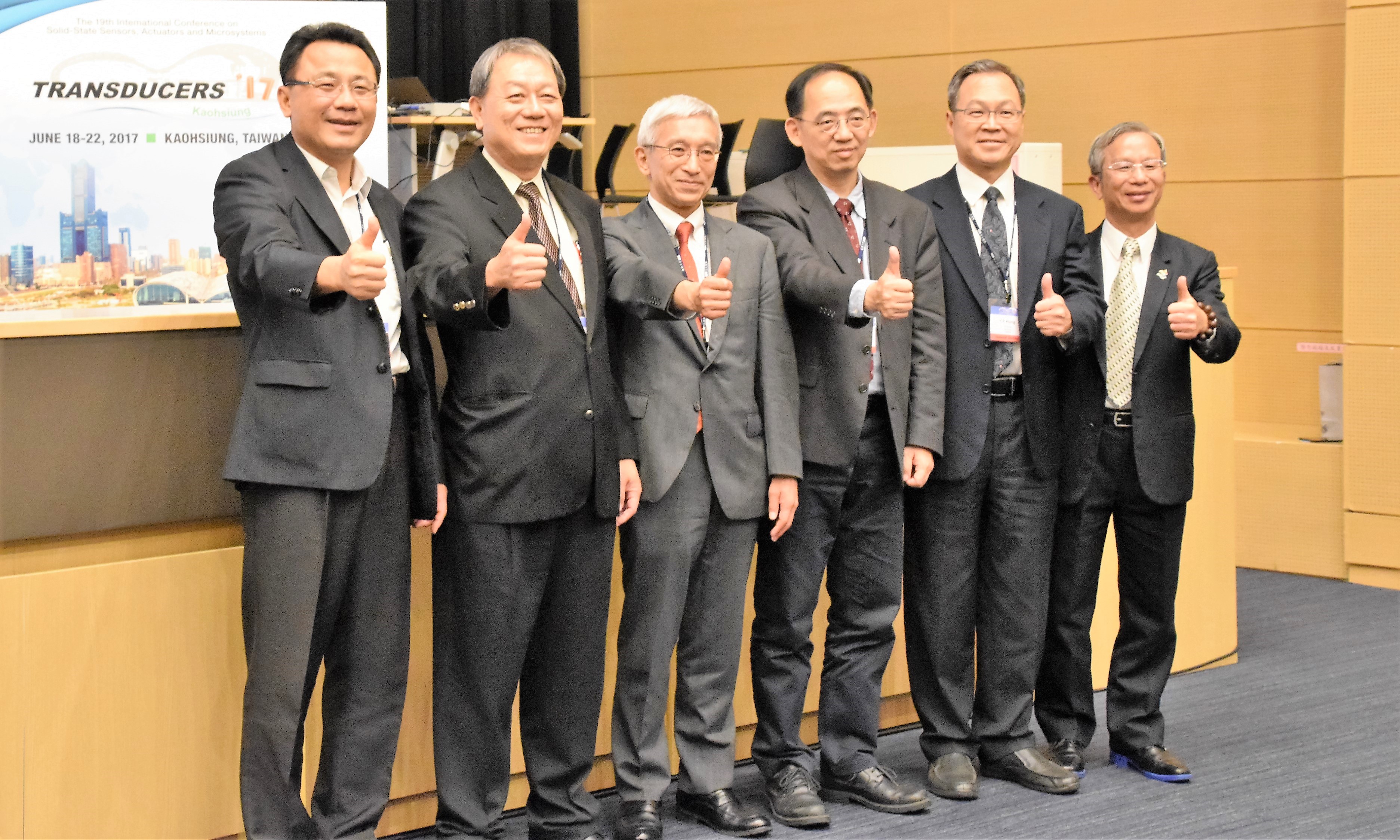 大會主席方維倫(右三)與共同主席洪志斌(右二)、技術議程主席shuichi shoji（左三)、籌委會主席林裕城(左二)與共同主席黃義佑(左一)以及高市府林英斌(右一)祝福大會成功.jpg
