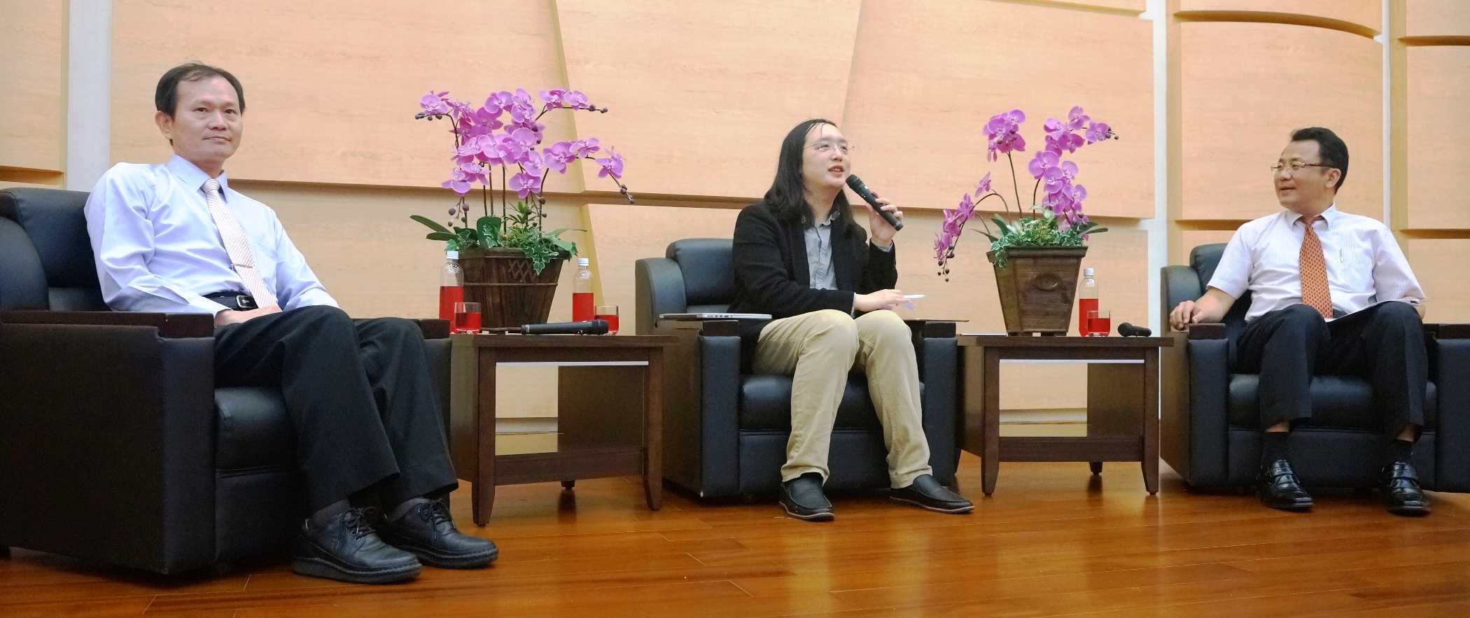 唐鳳與學子對話