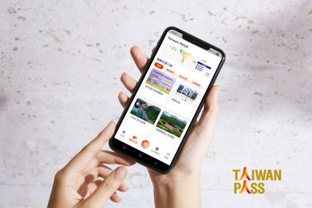 購買Taiwan PASS並透過APP完成開卡後，即可於手機查看交通票券、優惠店家資訊並領取專屬優惠.jpg