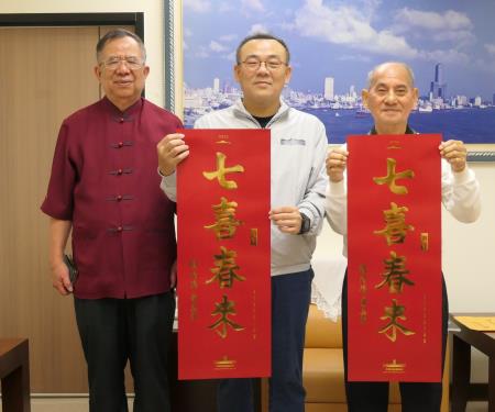 115年總統府春聯執筆書法家余天賜 (右起)、許乃文執行長、余天賜老師學生。