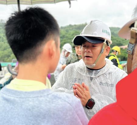 行政院南服中心許乃文執行長陪同院長卓榮泰到高雄六龜區災區，慰問墜車事件罹難者家屬，承諾會盡全力協助。