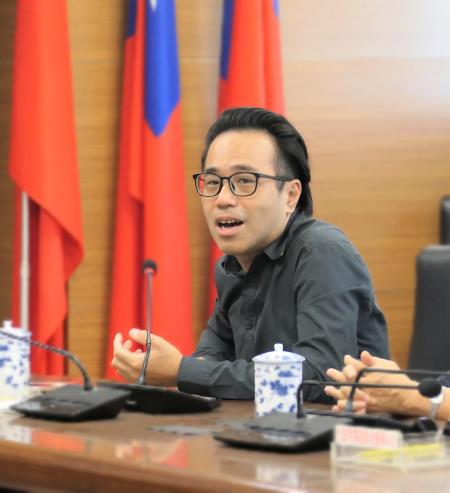 余彬誠主任檢察官表示僅限輕罪者，且符合條件，才能經由檢察官核准執行社會勞動，重刑犯無此機會。