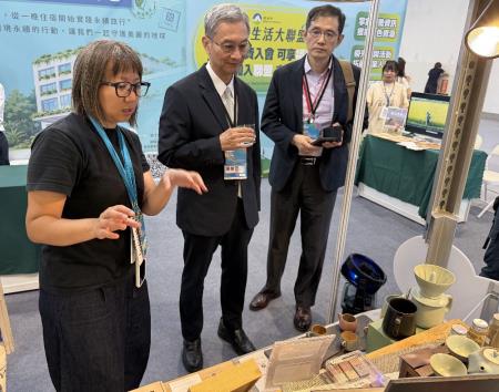 葉次長參觀攤位.jpg