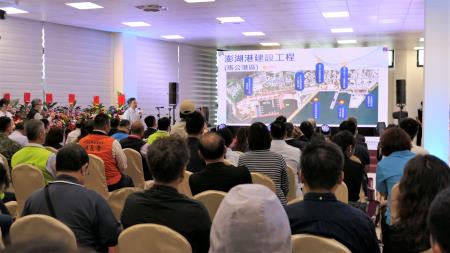 馬公港為澎湖對外交通樞紐，每年迎來大量觀光與返鄉旅客，新建旅客服務中心今（26）日趕在旅遊旺季前正式營運。