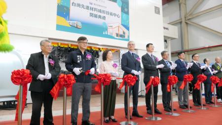 高科大「先進材料成型技術中心」今（5）日開幕，與會貴賓於1600噸大型伺服沖壓成型設備前剪綵歡慶落成。