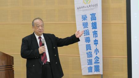 楊乾中顧問循序漸進教導學員熟悉各項基礎功能，期望協助學員提升行動裝置的操作能力。