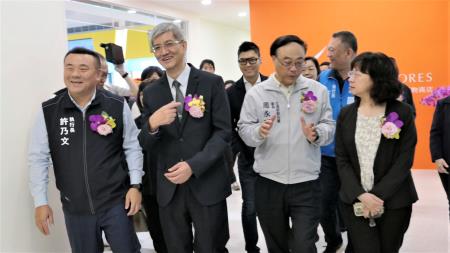 與會來賓參觀新落成的馬公港旅客服務中心， (由左至右) 行政院南部聯合服務中心許乃文執行長、航港局葉協隆局長、觀光署周永暉署長、民航局何淑萍局長。