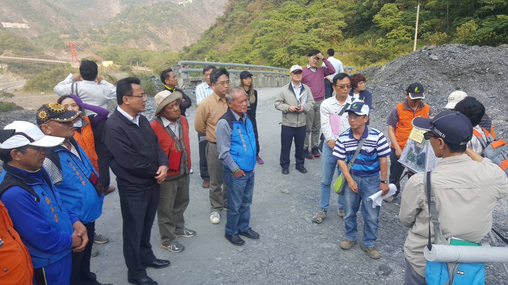 黄義佑執行長邀集相關單位於霧大二號橋規劃設置場址現勘(2).jpg