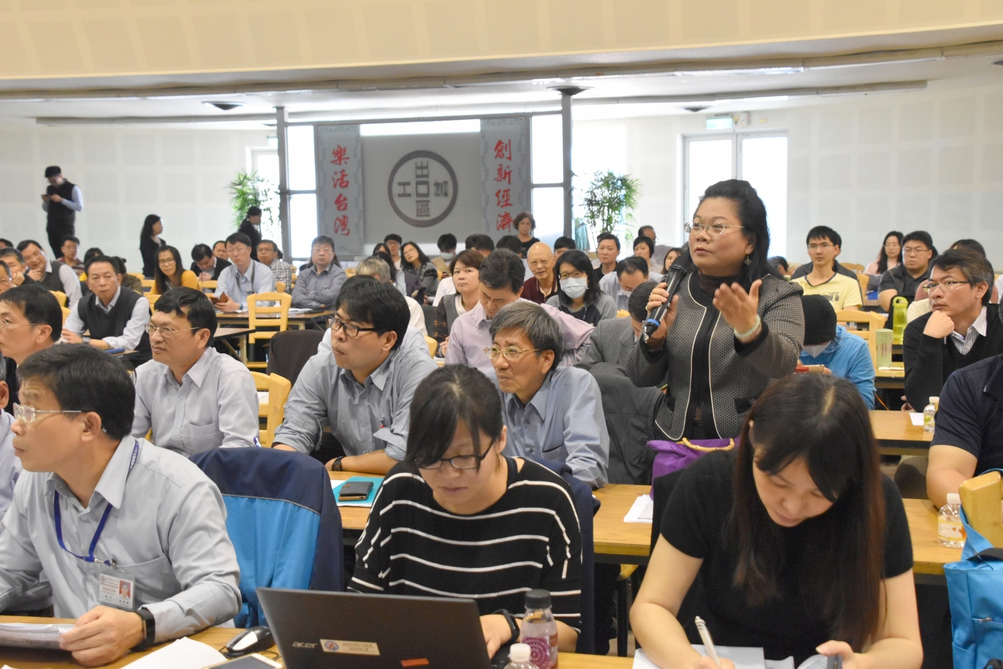 山釜科技董事長莊馨甯提問.jpg