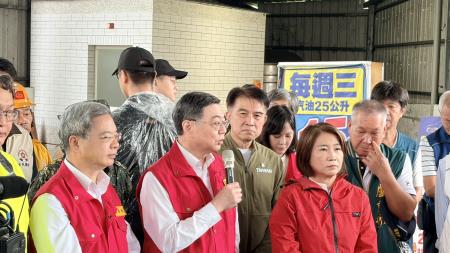 許乃文執行長陪同院長赴屏東視察農損及排水改善工程