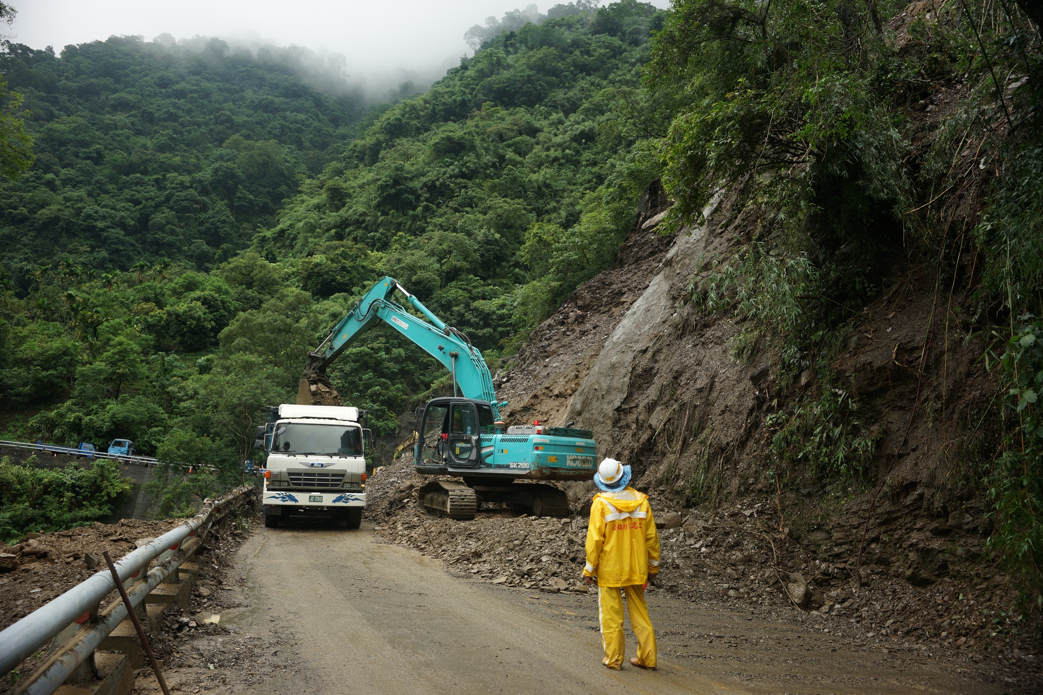 洪建隆勘查霧台災情 台24線道坍方 明傍晚全面搶通