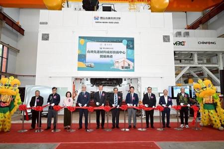 高科大「先進材料成型技術中心」今（5）日開幕，與會貴賓於1600噸大型伺服沖壓成型設備前剪綵歡慶落成。