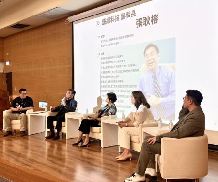 「永續圓桌聊天室」邀集產業、文化與科技代表，分享跨界推動減碳的實踐案例。.jpg