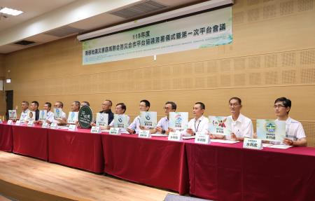 12個防災單位代表完成簽署後合影，象徵攜手推動南部區域聯合防災。