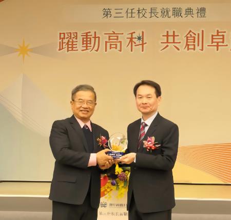 高科大新任校長吳忠信(右)獻花致贈卸任校長楊慶煜(左)