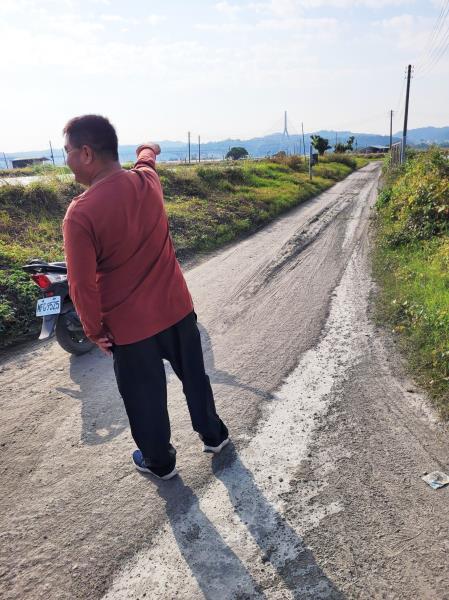 既有道路遭砂土覆蓋，應儘速協助道路整修，以確保用路人及當地農民的行車安全。