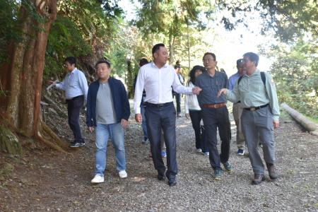 陳政聞執行長在處長陪同下入園區步道1.jpg