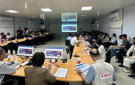 行政院南部聯合服務中心今22日偕同屏東縣政府、國科會南科管理局等單位，說明高鐵屏東車站特定區建設與招商進度。 